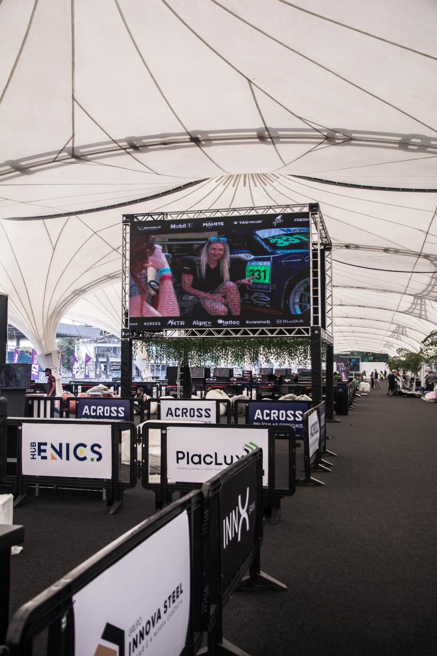 Painel de LED, Projetor, Totem de Credenciamento e TVs de Grande Formato para Exibição das Oitavas de Final da Copa do Mundo no Rio de Janeiro e Belo Horizonte