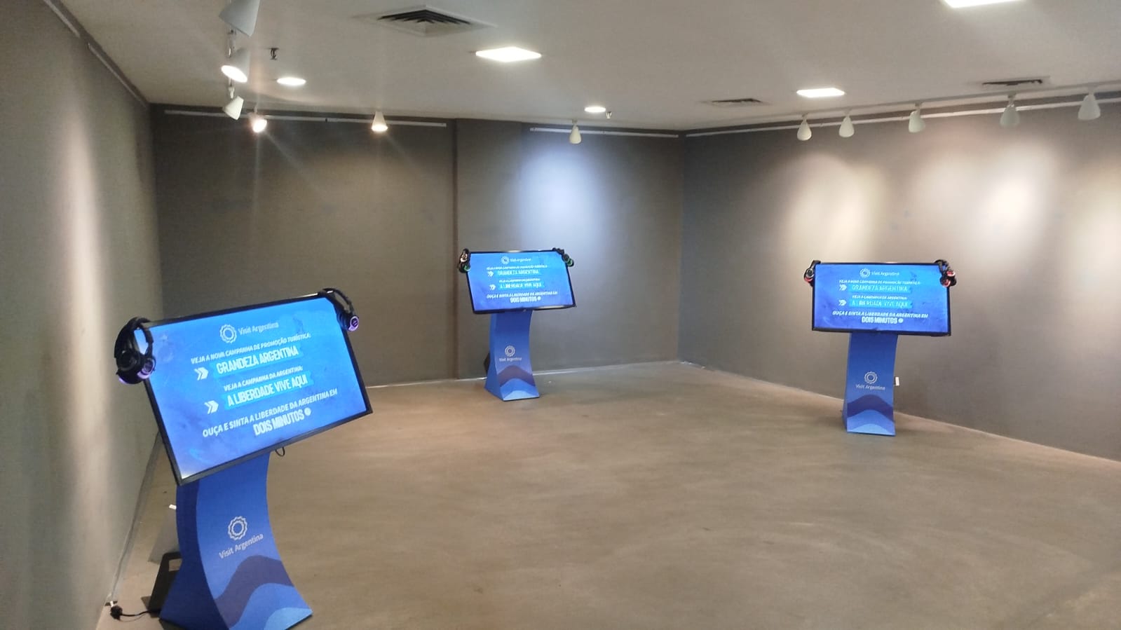 Aluguel de totem touch screen 43 polegadas 23 polegada NO RIO DE JANEIRO EM 2026